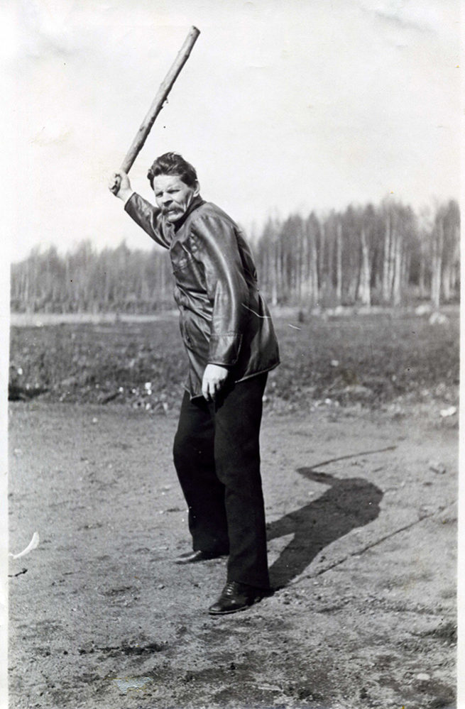 А.М. Горький за игрой в городки. 1914, весна. Мустамяки. Фотография Ю.А. Желябужского