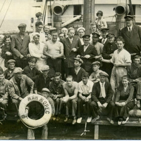 А.М. Горький с экипажем теплохода «Жан Жорес». 1933, май