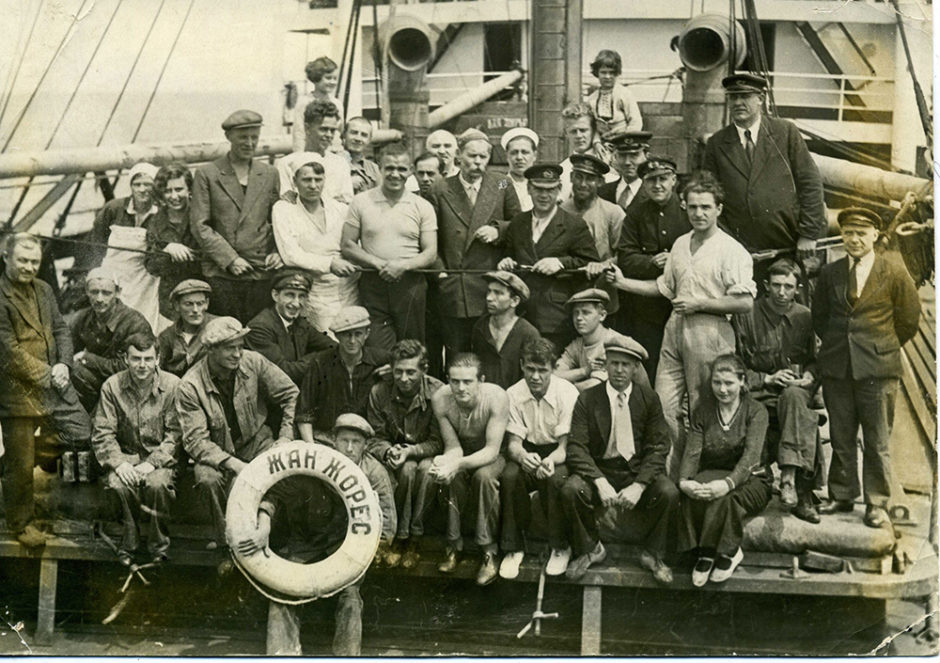 А.М. Горький с экипажем теплохода «Жан Жорес». 1933, май