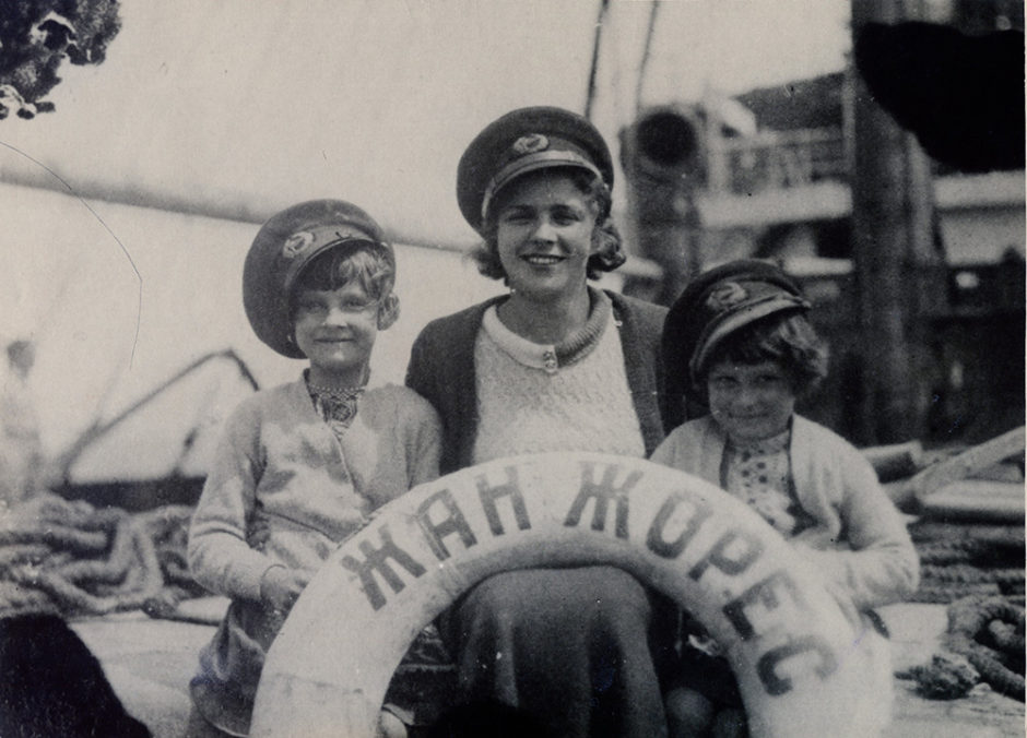Н.А. Пешкова, Марфа и Дарья Пешковы. Шуточная фотография Максима Пешкова. 1933