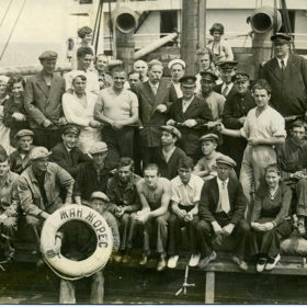 Фотография. А.М. Горький с экипажем парохода «Жан Жорес». 1933, май