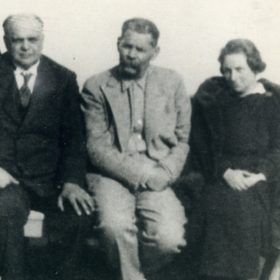Фото. А.М. Горький и семья Курских в Сорренто.