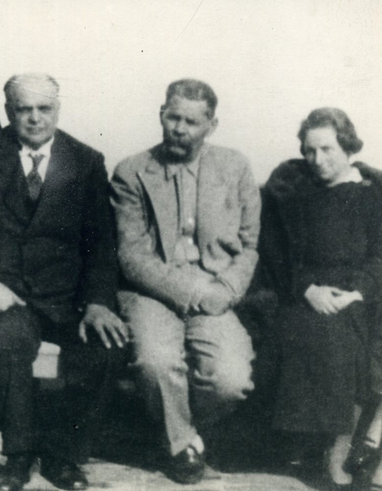 Фото. А.М. Горький и семья Курских в Сорренто.