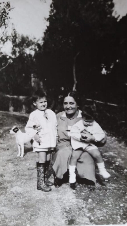 Фото Е.П.Пешкова с внучками. Сорренто, сад виллы «Иль-Сорито». 1929