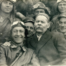 Фото. А.М.Горький среди летчиков. п.Монино. 1932 г.