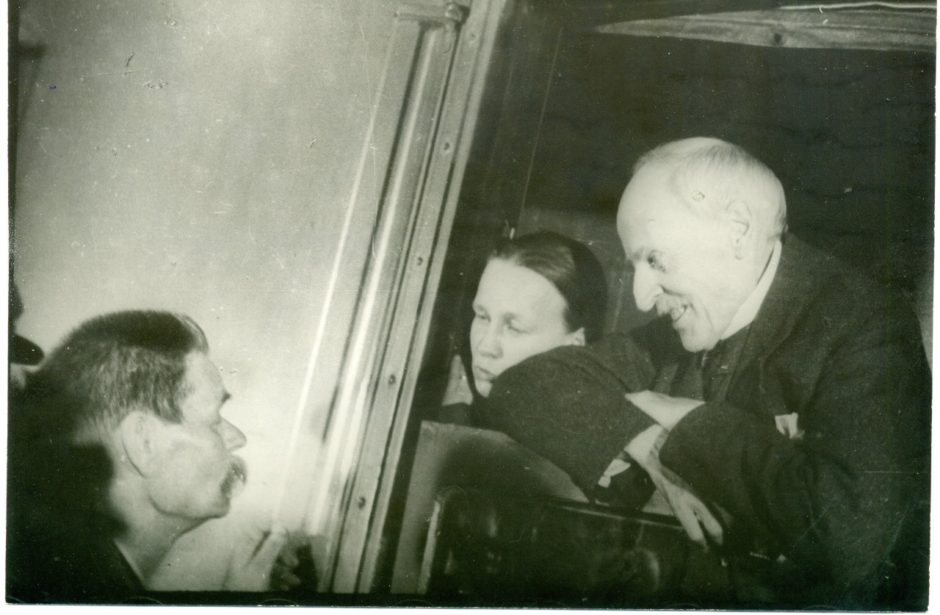 Фото. А.М.Горький провожает Р.Роллана с Белорусского вокзала. Москва. 21 июля 1935 г.
