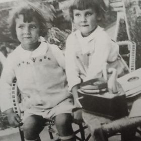 Фото. Марфа и Дарья Пешковы слушают патефон.  Сорренто. Вилла Иль Сорито. 1929 – 1930 (?)