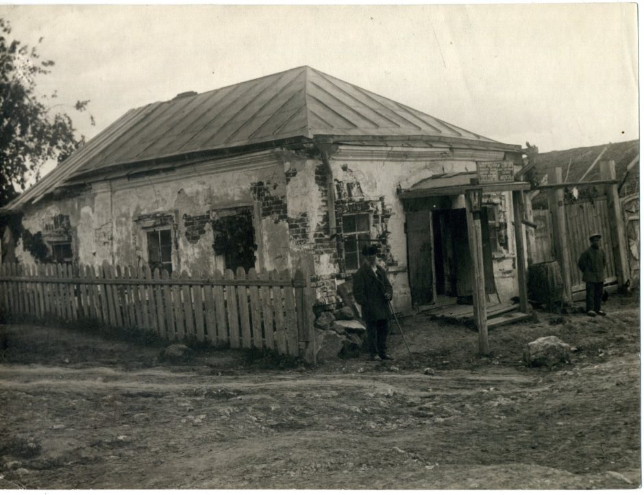 Фото. Бывшая торговая лавка М.А.Ромася в с. Красновидово.1946