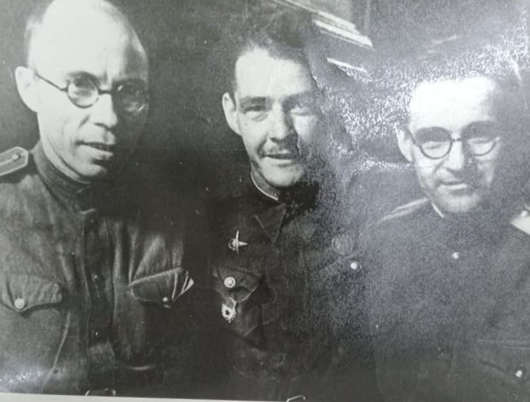 Фото. Адель Кутуй и Ахмед Ерикей с неизвестным. 1944