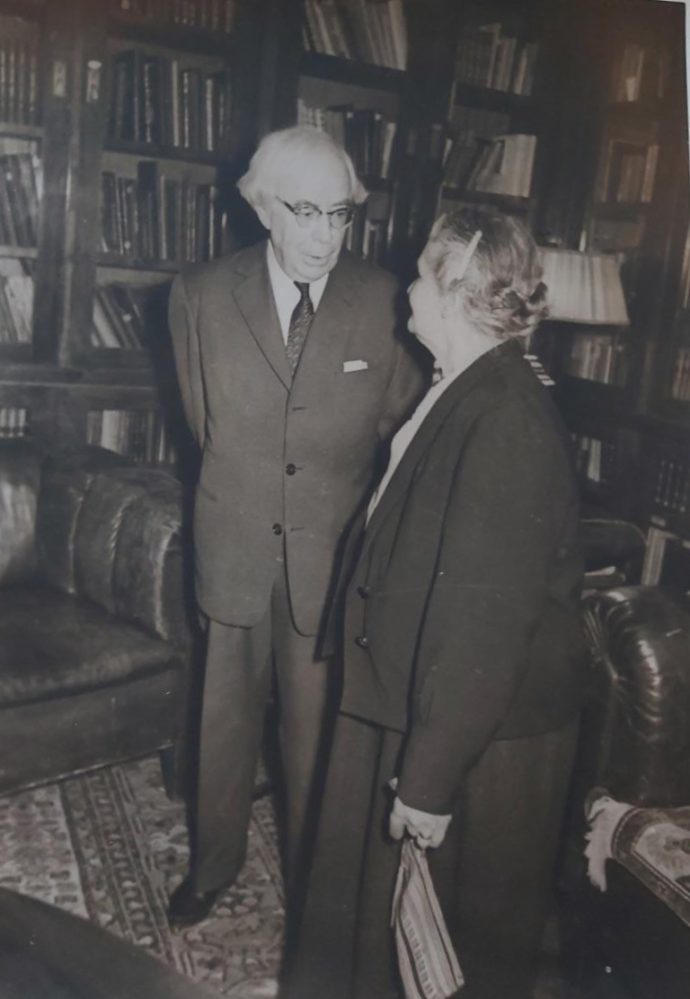 Фото. Е.П.Пешкова беседует с писателем Л.В.Никулиным. Москва. 1961