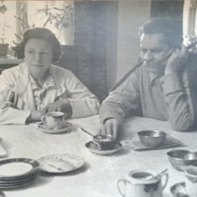 Фото. А.М.Горький и И.А.Никульшина. Подмосковье. Горки. 1934
