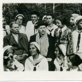 Фото. А.М.Горький и Ромен Роллан в Горках-X среди пионеров Армении. 1935