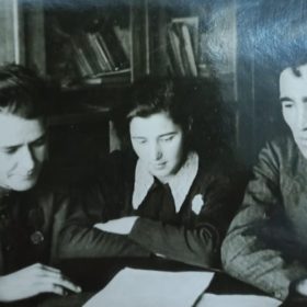 Фото. Адель Кутуй в редакции радиокомитета. Казань.1944