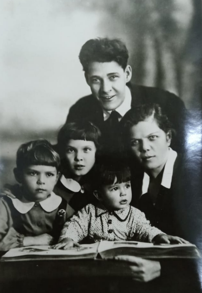 Фото. А.Кктуй с семьёй. Казань.1940