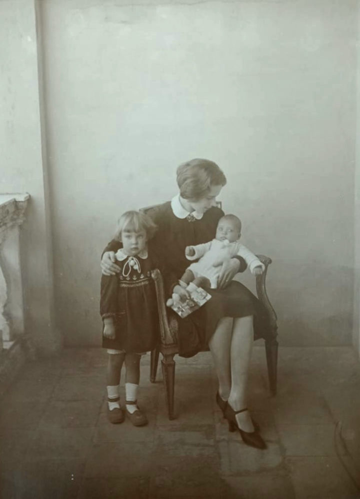 Фото: Надежда Алексеевна Пешкова с Марфой и Дарьей. Сорренто. 1927