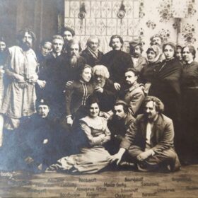 Фотооткрытка. А.М.Горький и первый состав пьесы «Мещане». 1902.